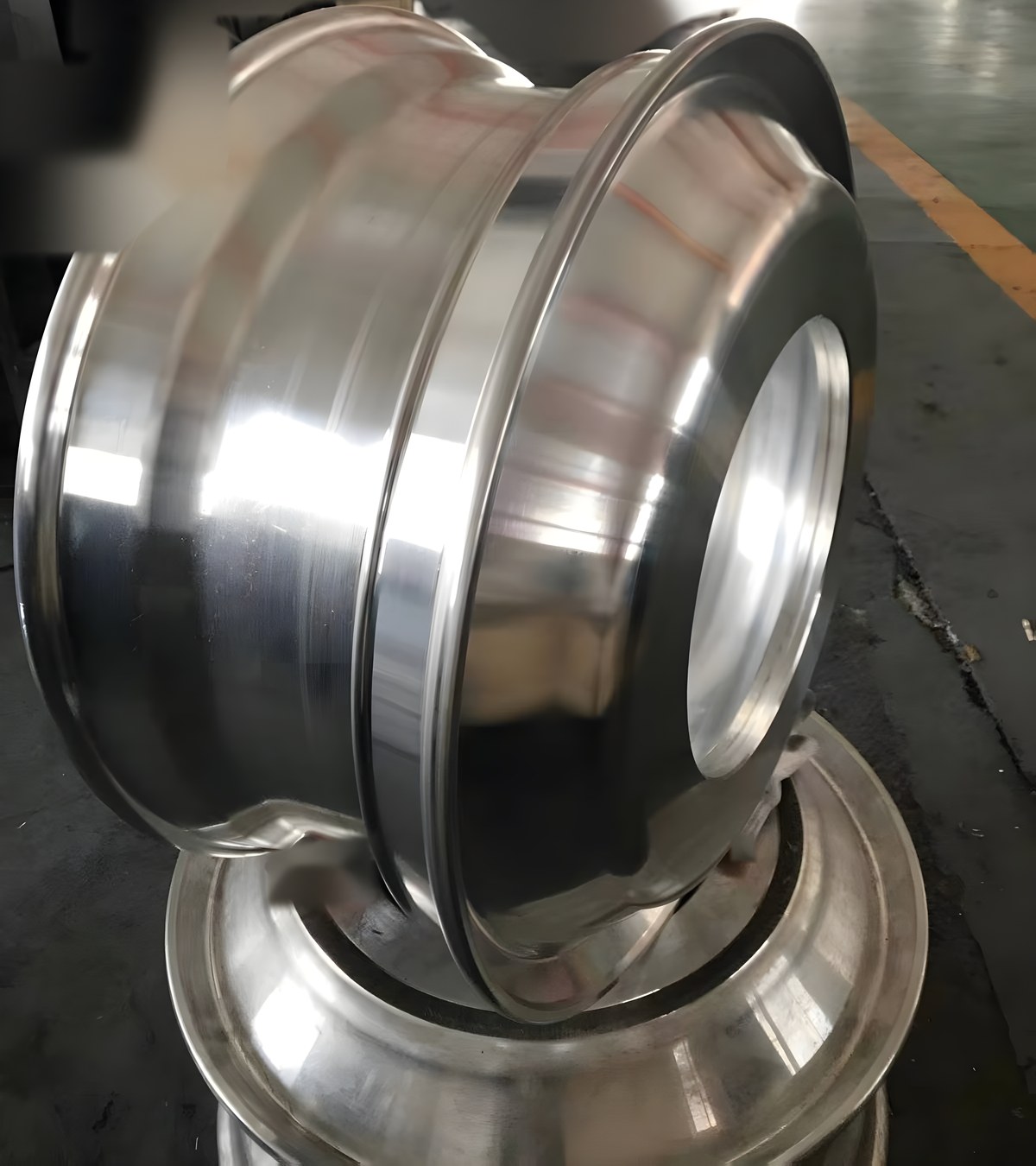 Forged aluminum truck wheel 22.5x9.00, mirror finish